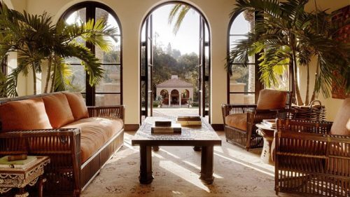 En stue med tre store vinduer