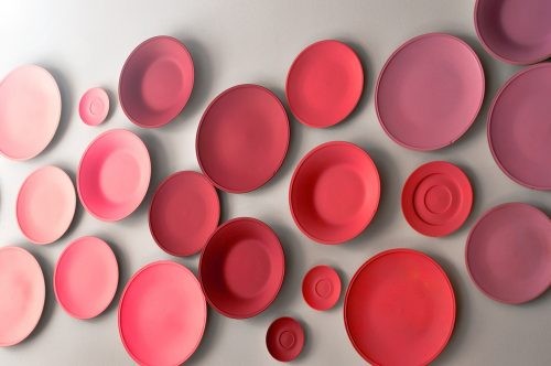 Farvede tallerkener i forskellige størrelser