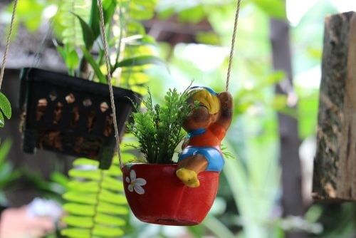 Hæng blomster op udvendigt for at pynte dine vinduer