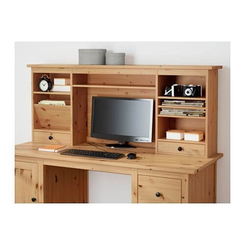 HEMNES-skrivebordet har masser af plads