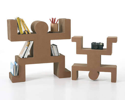 hylder lavet af papkasser