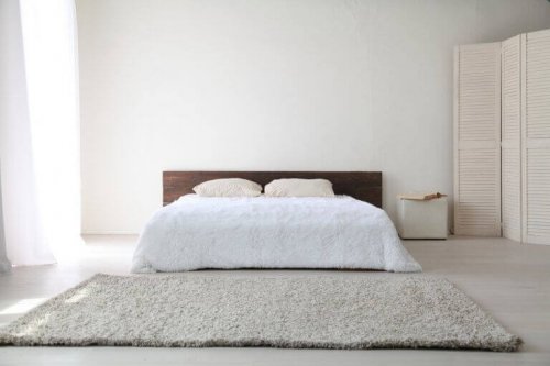 minimalistisk indretning af soveværelse