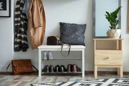 En entre med skohylde og en kommode
