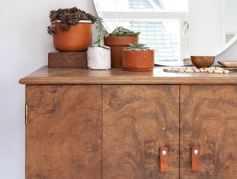 Skab med læderhåndtag.