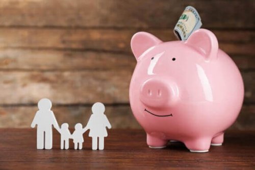 sparegris med pengeseddel i toppen