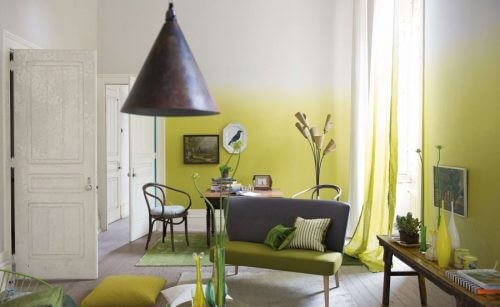 Stue med afskyggede vægge