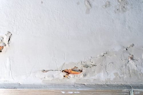 Væg med revner grundet fugtproblemer