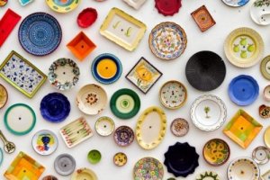 Sådan dekorerer du dine vægge med tallerkener