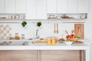 10 måder til at få dit køkken til at virke større