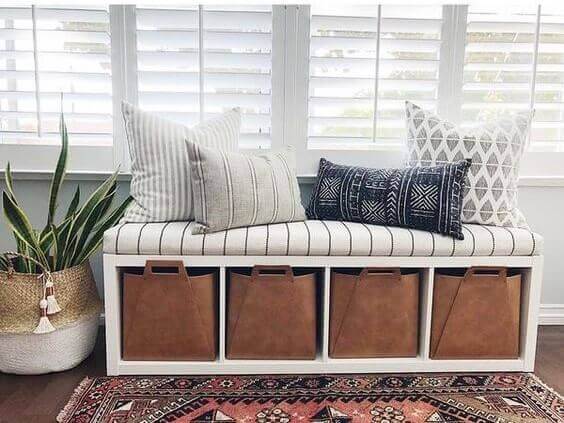 bænk med opbevaringsplads