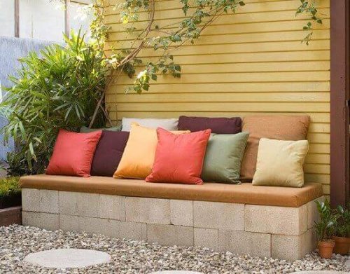 bænk med puder til terrasse