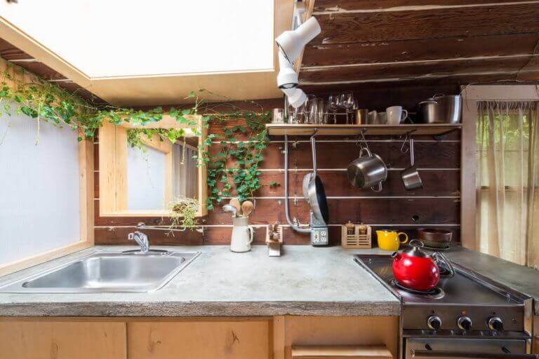 brug af spejle for at få køkkenet til at virke større