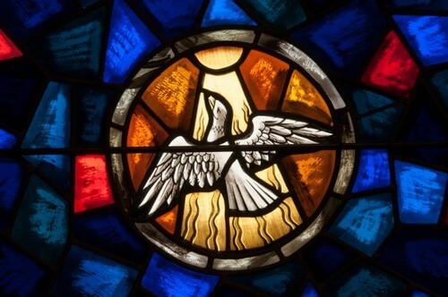 Farvet glas bliver brugt i kirker