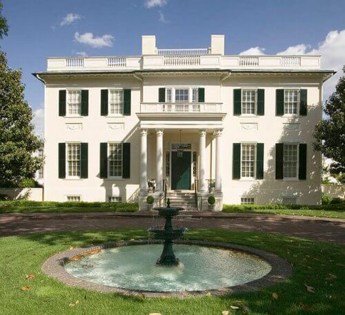 typisk bruger man søjler i en kolonial stil