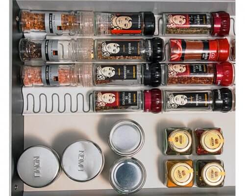 her er der krydderier i en skuffe