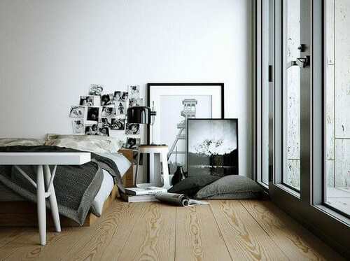 Lænende billeder på gulvet i soveværelset 