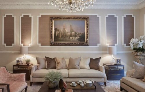 En stue, der emmer af luksuriøs elegance