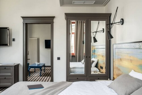 Gør dit værelse lysere med et spejl