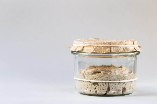 bagepulver i en glaskrukke