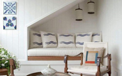 sofa under trapperne