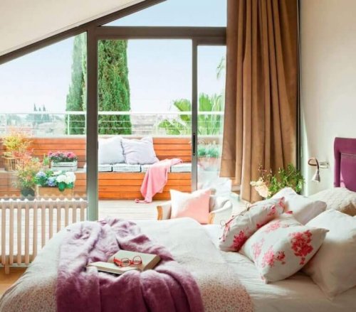 soveværelse med store vinduer