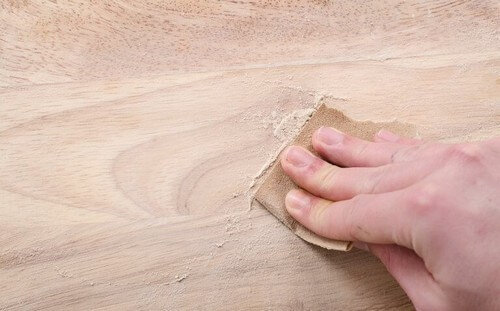 Træbræt, der bliver slebet