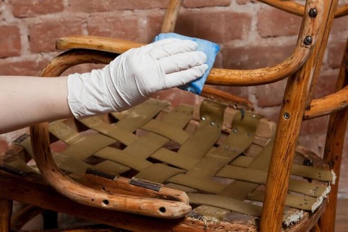 Brug eddike og vand til at behandle dine træmøbler