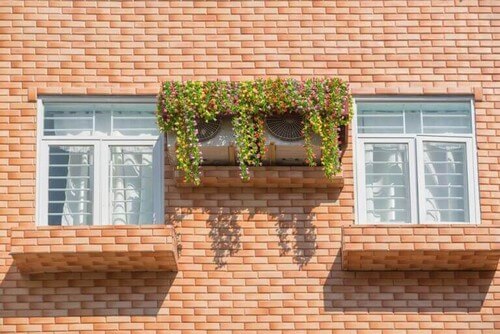 Udvendigt køleanlæg på lejlighedsbygning