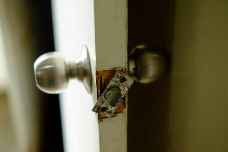 Problemer i køkkenet: defekte møbler.