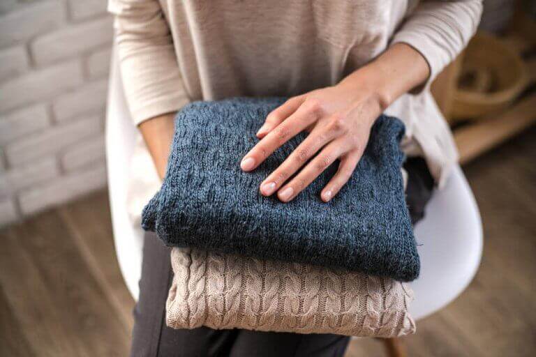 kvinde der holder tøj i sine hænder