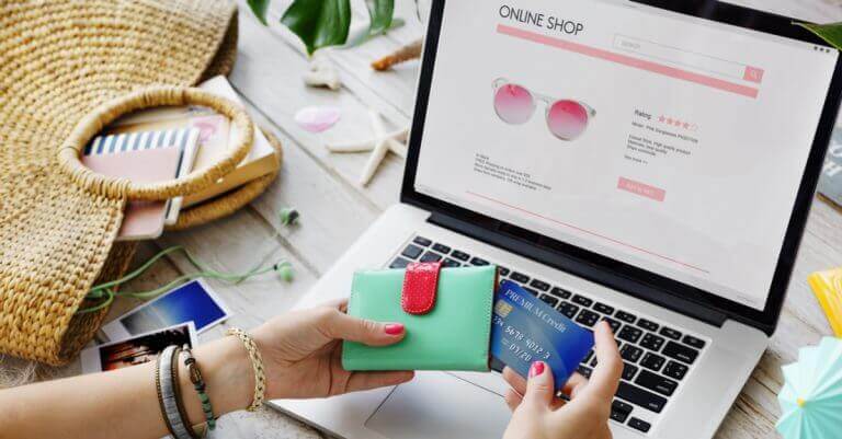 kvinde der køber noget online