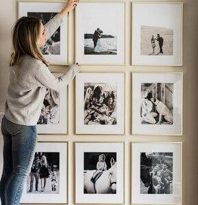 kvinde der retter på billeder