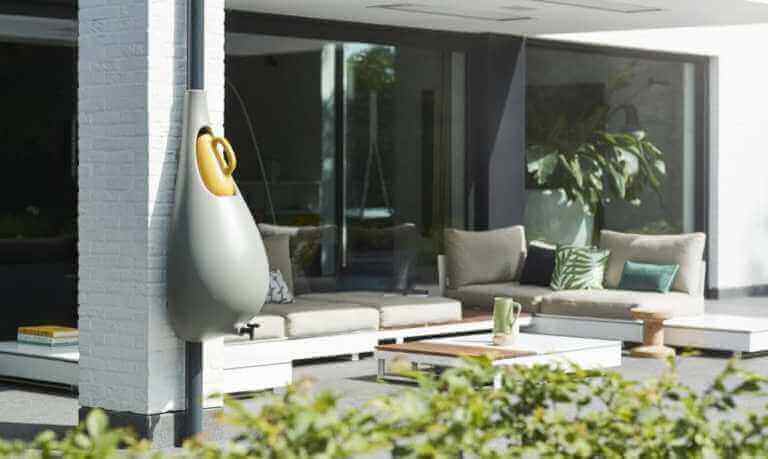 lille regnvandsopsamler på væg