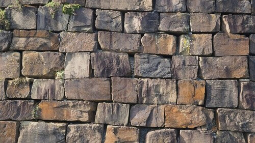 Havemure lavet af murværk 