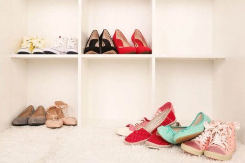 pak dine sko væk på hylder