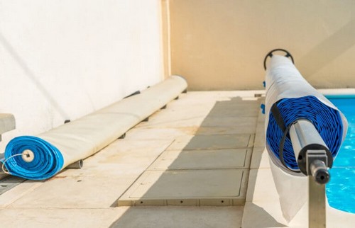 En tromle til dit poolovertræk holder styr på det