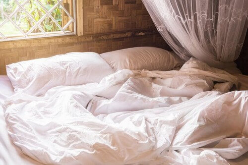 Uredt seng i soveværelset