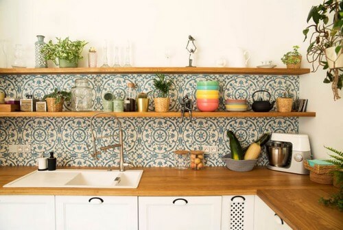 Et ryddeligt køkken med orden i tingene 