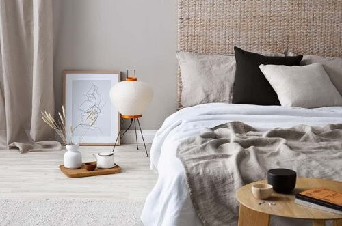 Sengegærde i form af et tæppe