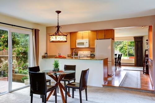 Halve vægge til at adskille køkken og spiseområde