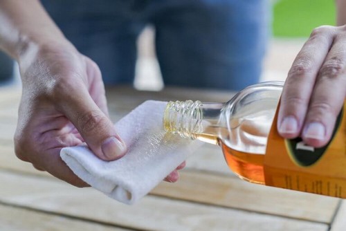 Sådan fjerner du mug fra træ med rengøringsmidler