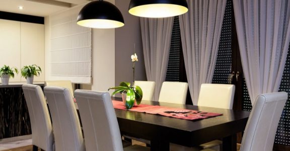 sort spisebord med hvide stole