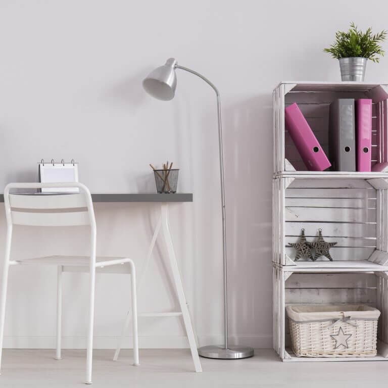 Standerlampe ved kontorplads