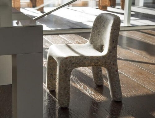 Lille børnestol af bæredygtigt plastik