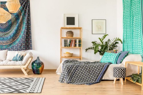 Gobeliner ophængt i soveværelset 