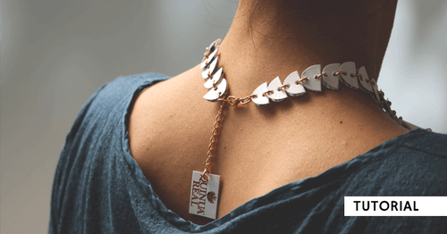 Halskæde lavet af genbrugsmaterialer