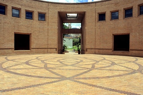 plads omgivet af mursten