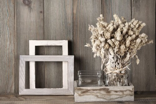 Pyntegenstande i jordtoner til en traditionel indretning