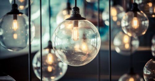 adskillige lyspærer der hænger i ledninger fra loft