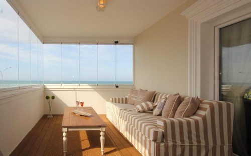 Aflukket veranda med glasvinduer